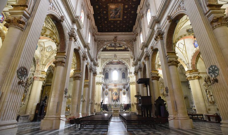Gli interni del maestoso Duomo di Maria Santissima Assunta a Lecce