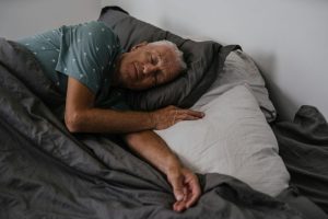 Il sonno dei senior: come scegliere il materasso più adatto dopo i 60 anni