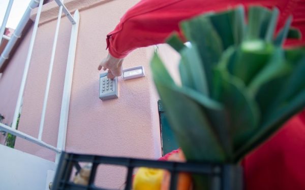 https://www.pexels.com/it-it/foto/mano-tecnologia-sicurezza-tastiera-del-cancello-6682880/