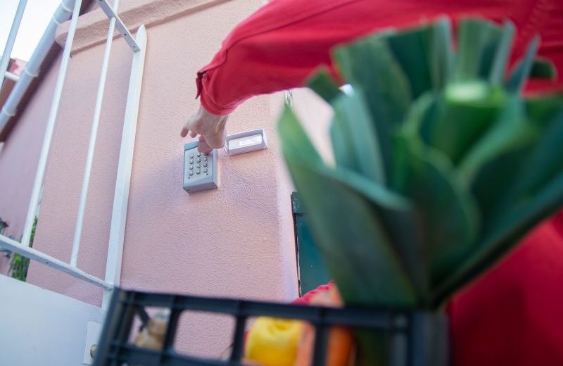 https://www.pexels.com/it-it/foto/mano-tecnologia-sicurezza-tastiera-del-cancello-6682880/